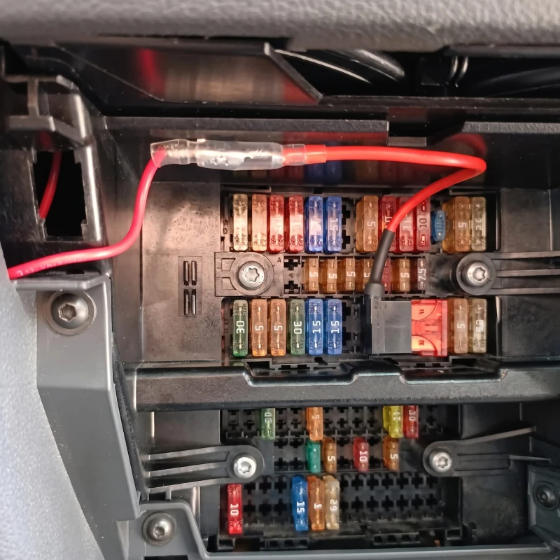 Zamontowany adapter gniazda bezpiecznika Sparky.jpg