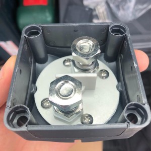 Wyłącznik główny akumulatora 12V/24V ON/OFF Sparky.jpg